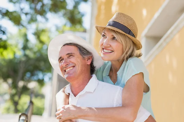 Cheerful couple embracing outdoors — Stock Photo, Image