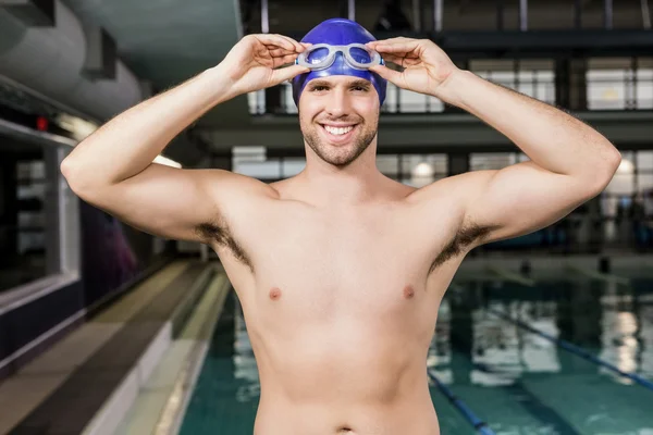 Yüzme gözlük ve şapka giyen yüzücü — Stok fotoğraf