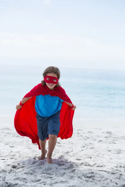 Мальчик в костюме супергероя бегает — стоковое фото