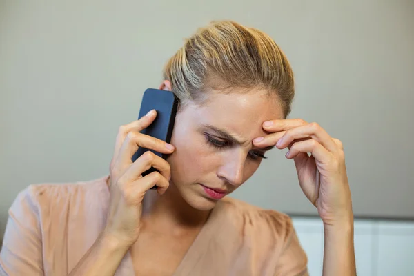 Mujer frustrada hablando por teléfono —  Fotos de Stock