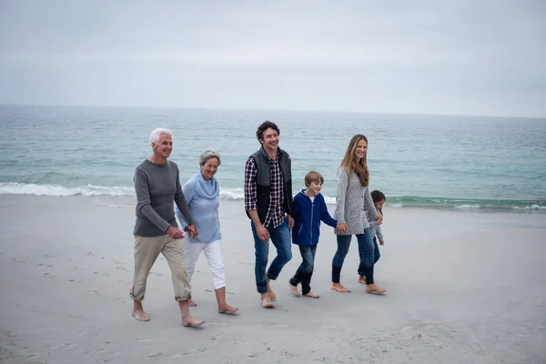 ビーチで家族で歩く — ストック写真