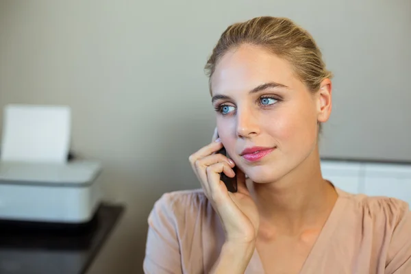 Kvinna pratar i telefon på kontoret — Stockfoto