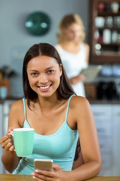 Mujer feliz sosteniendo el teléfono móvil — Foto de Stock