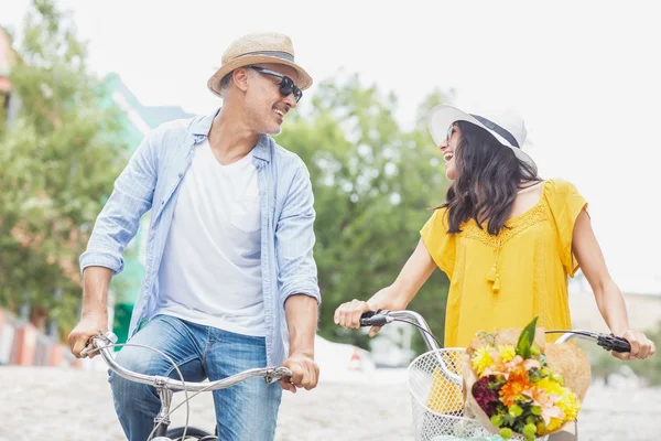 Lyckliga par med cyklar — Stockfoto