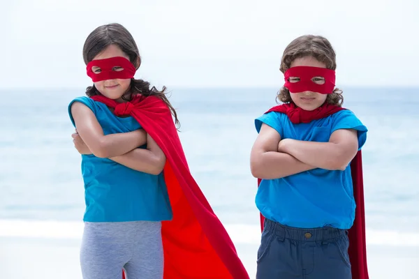 Geschwister geben sich als Superhelden aus — Stockfoto
