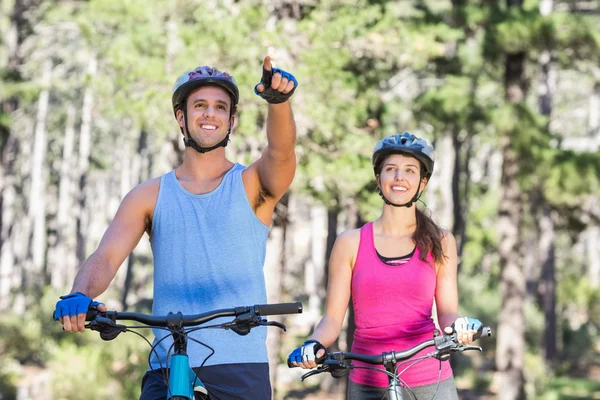 Jonge man met woman wijzend — Stockfoto