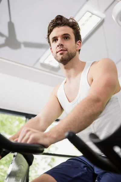 Homme travaillant sur vélo d'appartement — Photo