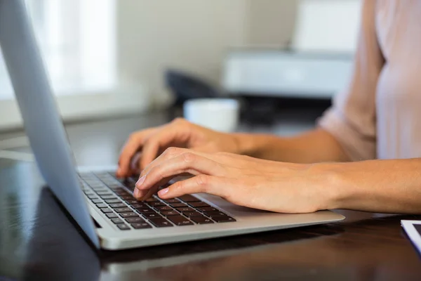 Vrouw werkt op laptop — Stockfoto