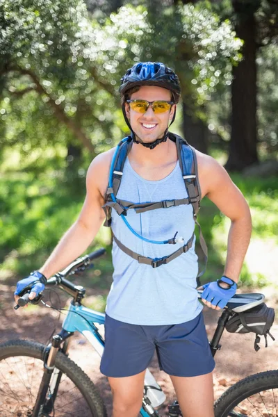 Homme avec vélo en forêt — Photo