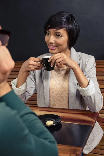 Coppia che prende un caffè insieme — Foto Stock