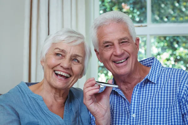 Senior couple listening to music — Stock Photo, Image