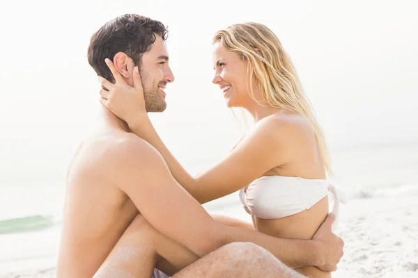 Feliz casal sentado e abraçando — Fotografia de Stock