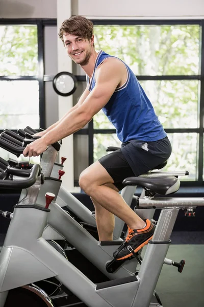 Man working out on exercise bike — Stock Photo, Image