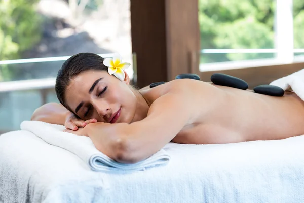 Mulher recebendo massagem de pedra — Fotografia de Stock