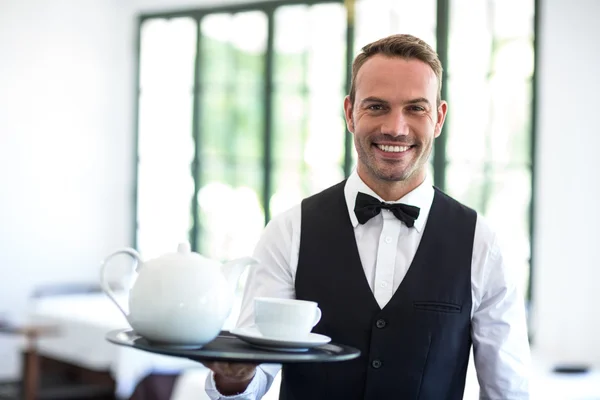 Garçom sorrindo para a câmera — Fotografia de Stock