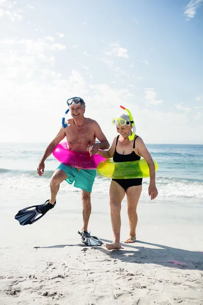 Coppia anziana godendo sulla spiaggia — Foto Stock