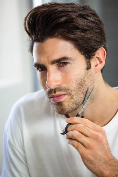 Young man cutting beard — Stock Photo, Image