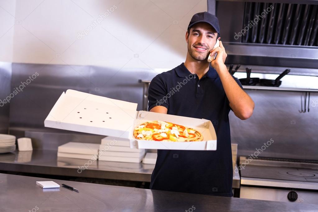 注文を取るピザの配達人 ストック写真 C Wavebreakmedia