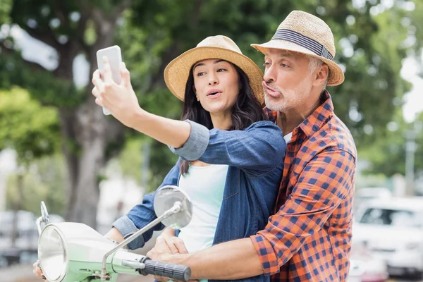 Hombre haciendo cara de selfie — Foto de Stock