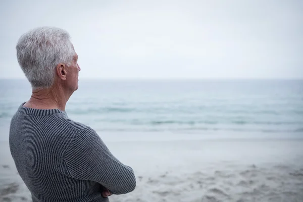 Senior man die op zee — Stockfoto