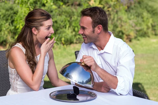 Marido propondo esposa no parque — Fotografia de Stock