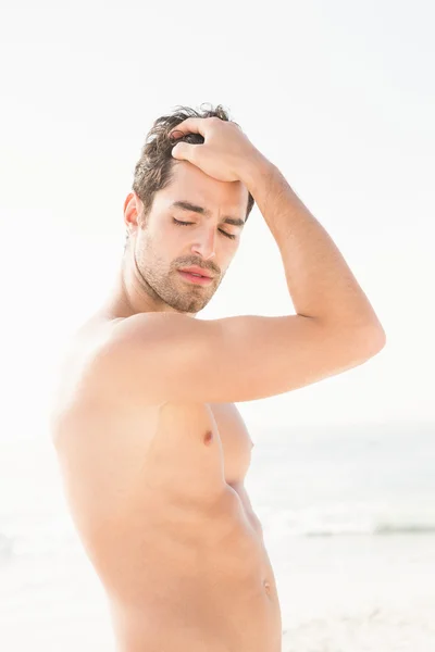 Apto homem posando na praia — Fotografia de Stock