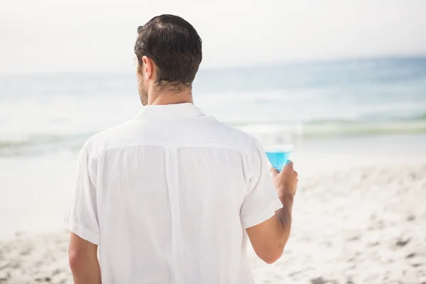 Mężczyzna pijący koktajl na plaży — Zdjęcie stockowe