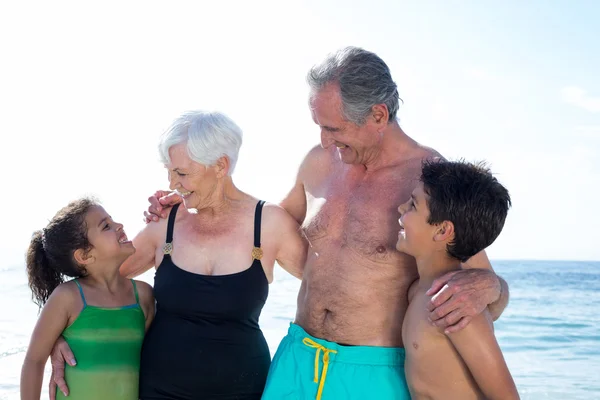 Счастливые внуки и дедушки стоят — стоковое фото