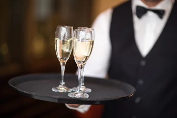 Garson tepsi şampanya ile — Stok fotoğraf