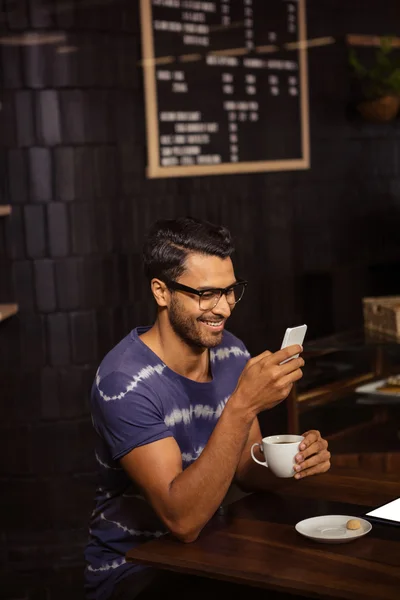 Homem usando seu smartphone e beber café — Fotografia de Stock