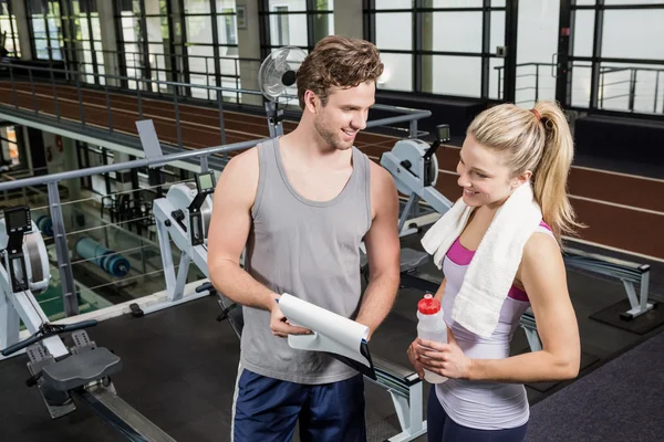 Woman talking to trainer after workout — Stock Photo, Image