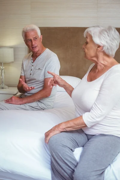 Äldre par bråkar sittande — Stockfoto
