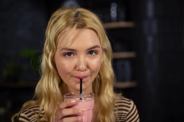 Vrouw drinken van een milkshake — Stockfoto