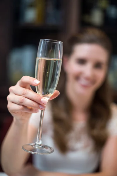 Vrouw bedrijf champagne fluit — Stockfoto