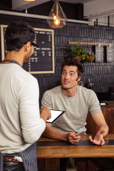 Garson ve konuşmak müşteri — Stok fotoğraf