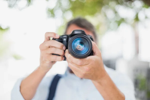 Homem segurando câmera — Fotografia de Stock