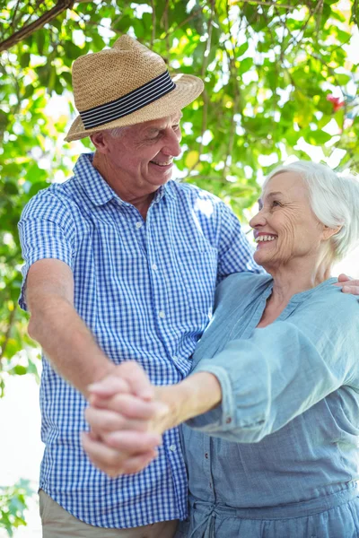 Mutlu emekli çift dans — Stok fotoğraf