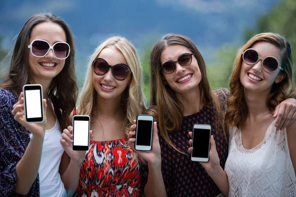 Frauen zeigen ihre Telefone — Stockfoto