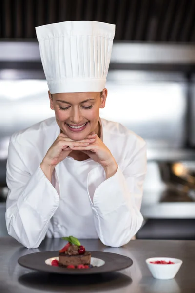 Chef looking at food plate — Stock Photo, Image