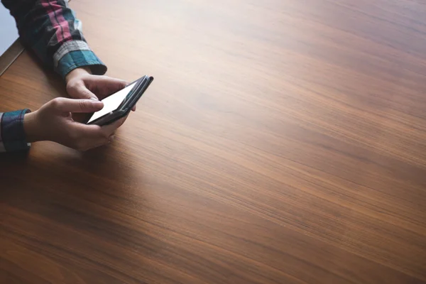 Vrouw met mobiele telefoon — Stockfoto