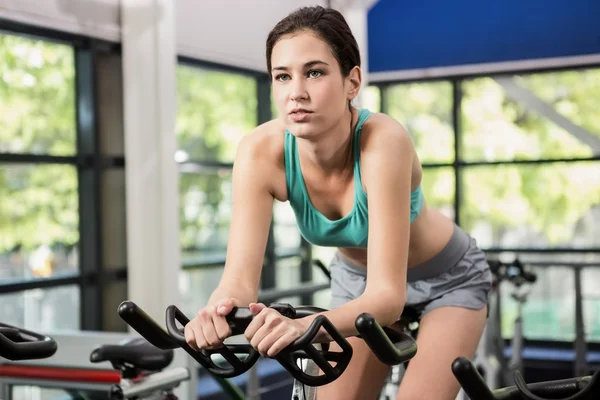 Donna che lavora su cyclette — Foto Stock