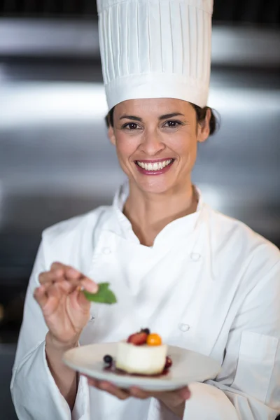 Chef holding plate in commercial kitchen — Stock Photo, Image