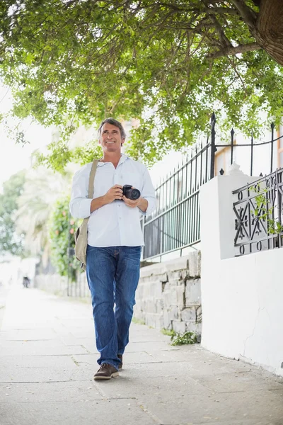 Hombre feliz caminando con cámara —  Fotos de Stock