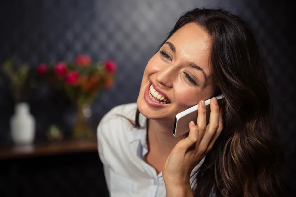 Affärskvinna med ett telefonsamtal — Stockfoto