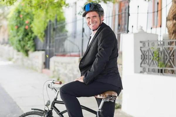 Бизнесмен сел на велосипед — стоковое фото