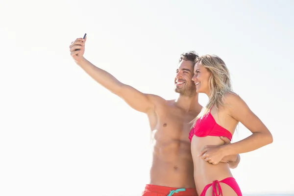 Lyckligt par tar en selfie — Stockfoto