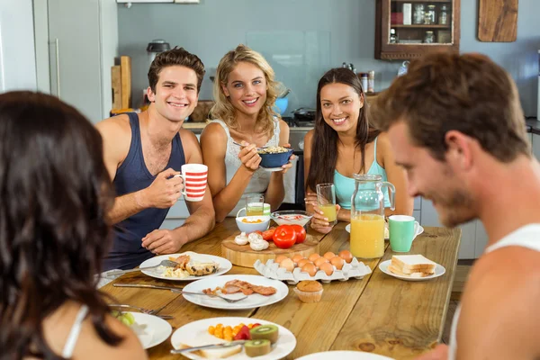 Amici felici guardando coppia — Foto Stock