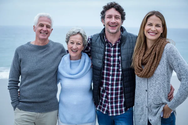 Rodina stojí na pobřeží na pláži — Stock fotografie
