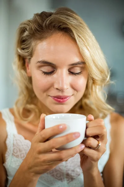 Femme prenant un café — Photo