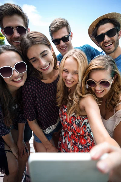 Amigos tirando uma selfie — Fotografia de Stock